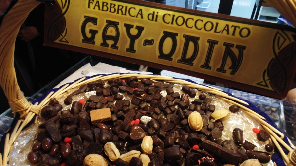 Un cioccolatiere ventitreenne di fine 800 in cerca di nuove ispirazioni. Trova Napoli e inventa Gay Odin